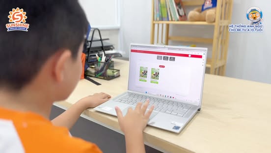 Học viên Sunshine Edu học tiếng Anh với nội dung trực tuyến